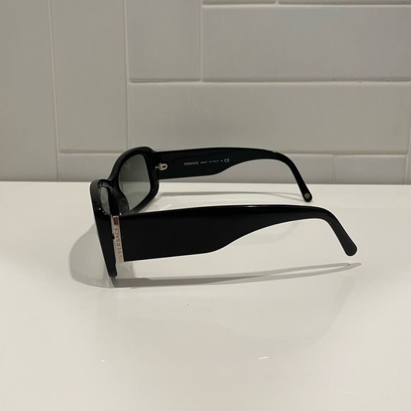 Vision of Luxury: Sleek Versace Glasses for Timeless Style - Picture 2 of 6